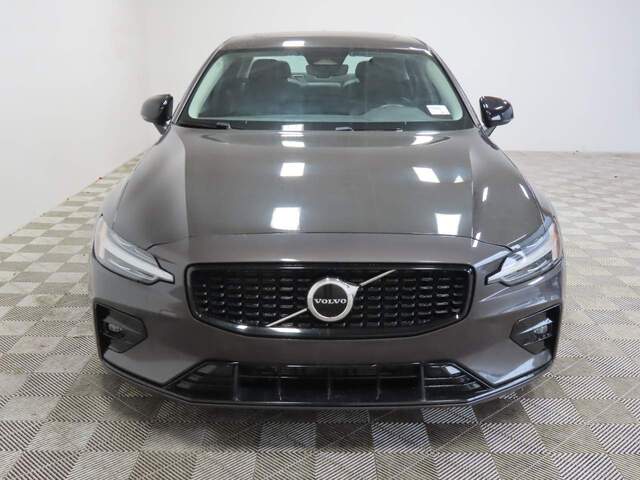 2024 Volvo S60 B5 Core Dark Theme